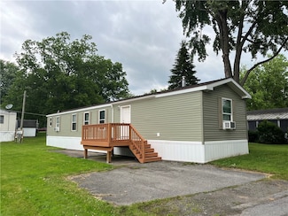 57 Northrup Ln, Farmington, NY 14425
