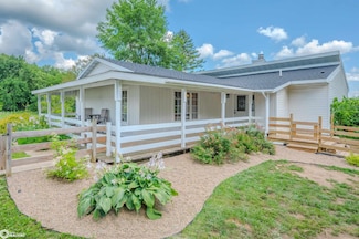 1105 River Rd S, Steamboat Rock, IA 50672