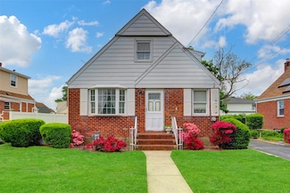 26 Walton Ave, Uniondale, NY 11553