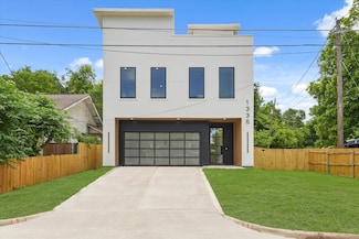 1336 Compton St, Dallas, TX 75203