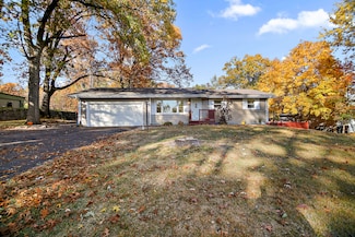 1393 Oakleaf Dr, Saint Anne, IL 60964