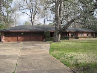 906 E Mimosa Ln, Crockett, TX 75835
