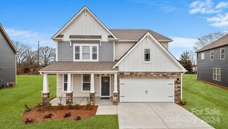 554 Fox Cove Rd, Hendersonville, NC 28792