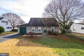 40 Tinsel Rd, Levittown, PA 19056