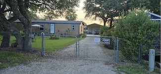 413 Donnie Dr, Rockport, TX 78382