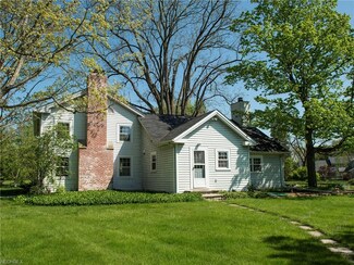 20 N Strawberry Ln, Chagrin Falls, OH 44022