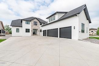 3305 Bay Shore Bend SE, Mandan, ND 58554