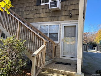 40 Canoe Place Rd Unit 4, Hampton Bays, NY 11946