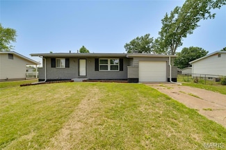1318 Petite Dr, Saint Louis, MO 63138