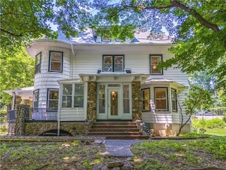 150 Douglas Rd, Staten Island, NY 10304