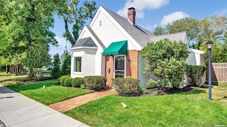 46 Main St, Westhampton Beach, NY 11978