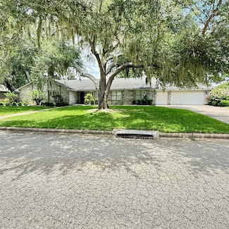 332 N Amherst Dr, West Columbia, TX 77486