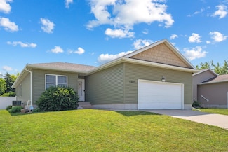 5507 Summerland Dr, Waterloo, IA 50701