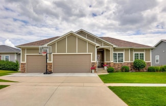 9824 Dunmore Cir, Johnston, IA 50131