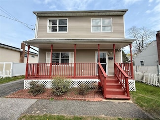 13 Hilltop Ln, Wheatley Heights, NY 11798