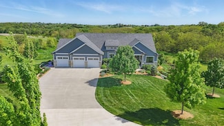 1720 Merriam Ct, Winterset, IA 50273