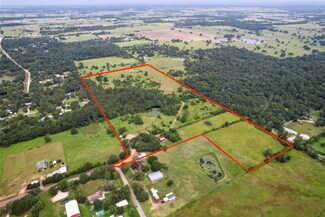 555 Scroggins Ln, Waller, TX 77484