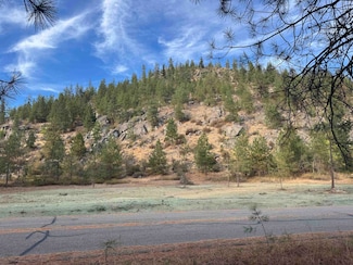 13604 N Riverbluff Ln, Spokane, WA 99208