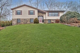 134 Woodland Dr, Peckville, PA 18452