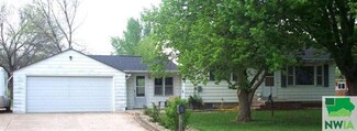 611 E Division St, Alton, IA 51003