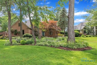 638 Saint Annes Dr, Holland, OH 43528