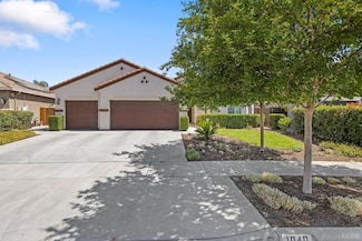 1040 W Blackbird Dr, Hanford, CA 93230