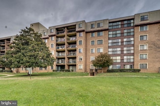 10300 Bushman Dr Unit 209, Oakton, VA 22124