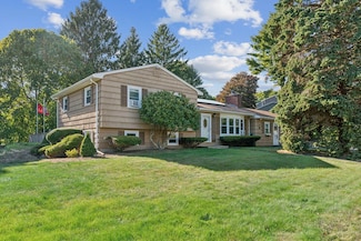 4 Carriage Hill Rd, Cape Elizabeth, ME 04107