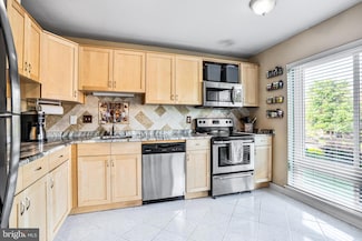 128 Roberts Ln Unit 100, Alexandria, VA 22314