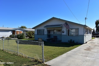 320 S Holly Dr, Moxee, WA 98936