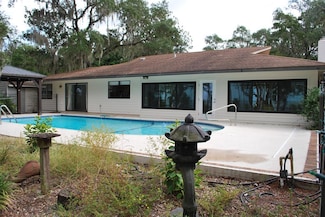 215 N Bayshore Dr, Eastpoint, FL 32328