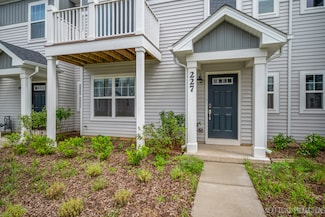 227 Kingsport Dr, South Elgin, IL 60177