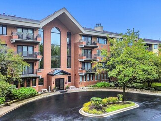 3525 S Cass Ct Unit T3N, Oak Brook, IL 60523