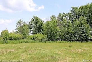 77 Westwood Dr, Grand Blanc, MI 48439