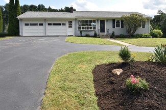 1392 Hope Rd, Hope, RI 02831