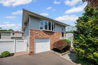 11 Trescott St, Dix Hills, NY 11746