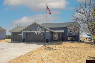135 Charlotte Dr, Lake Crystal, MN 56055