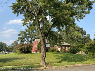 33 Lake Dr, Howell, NJ 07731