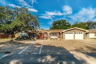 1203 Xenia St, Plainview, TX 79072