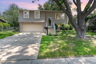 1262 N Kennedy Dr, Streamwood, IL 60107