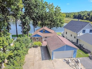 16431 Oak Hill Dr, Fenton, MI 48430