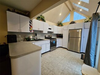 17 Terry St, Hicksville, NY 11801