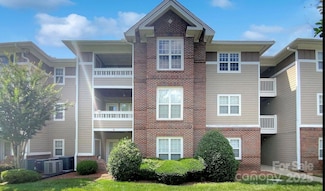 9810 Campus Walk Ln, Charlotte, NC 28262