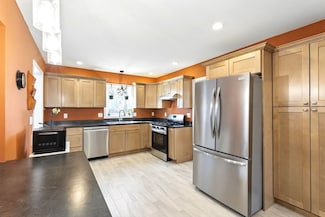 1014 Hampden St, Holyoke, MA 01040