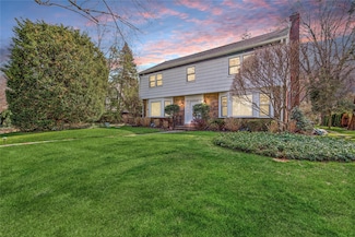 46 Wensley Dr, Great Neck, NY 11021