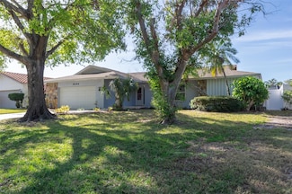 8134 Bayshore Dr, Seminole, FL 33776