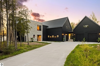 9371 N Onominese Trail, Northport, MI 49670