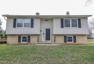 9 Water St, Cambridge, WI 53523