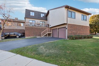88 Century Dr, Roselle, IL 60172