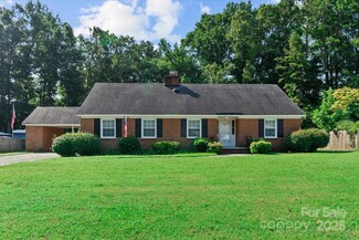 7628 Rolling Hill Rd, Charlotte, NC 28227